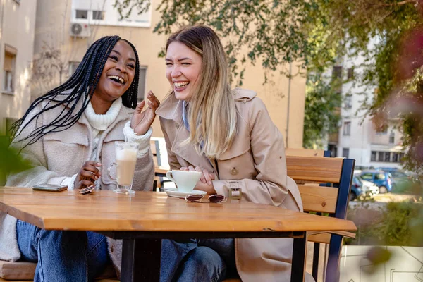 Dos Jóvenes Novias Disfrutando Del Café Juntas Una Terraza Cafetería — Foto de Stock