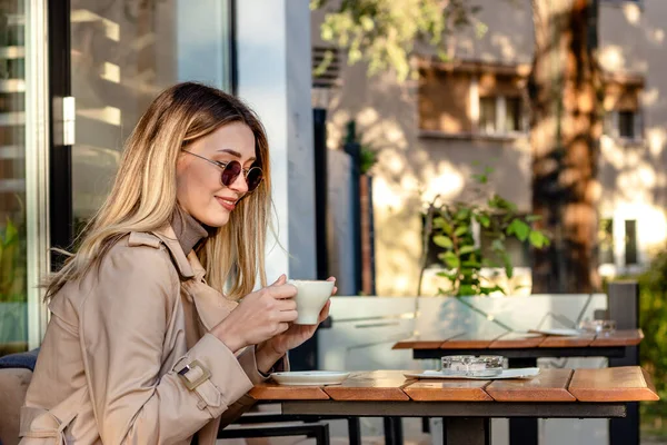 Hermosa Mujer Rubia Tomando Café Café Acera Usando Gafas Sol — Foto de Stock