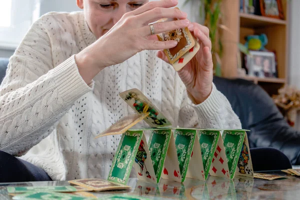 女人用扑克牌堆起塔台卡片掉了有选择的重点 运动模糊 — 图库照片