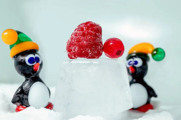 Pair Penguins Made Venetian Glass Front Raspberry Red Currant Ice — Stock Photo, Image