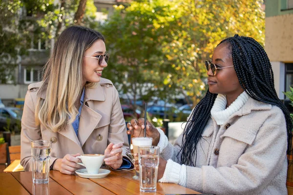 Dos Jóvenes Novias Disfrutan Del Café Juntas Sentadas Una Mesa — Foto de Stock