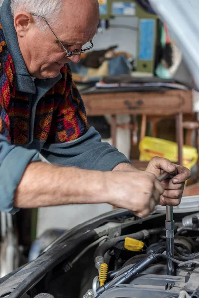 Portrait Senior Car Mechanic Changing Spark Plugs His Old Car — Foto Stock