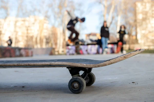 Low Section View Unrecognizable Skaters Doing Stunts Tricks Skating Park — Stock Photo, Image
