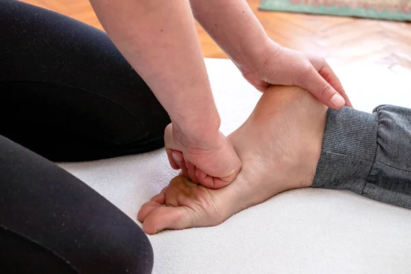 Terapeuta Professionista Che Massaggio Tradizionale Piedi Tailandesi Con Pugno Riflessologia — Foto Stock