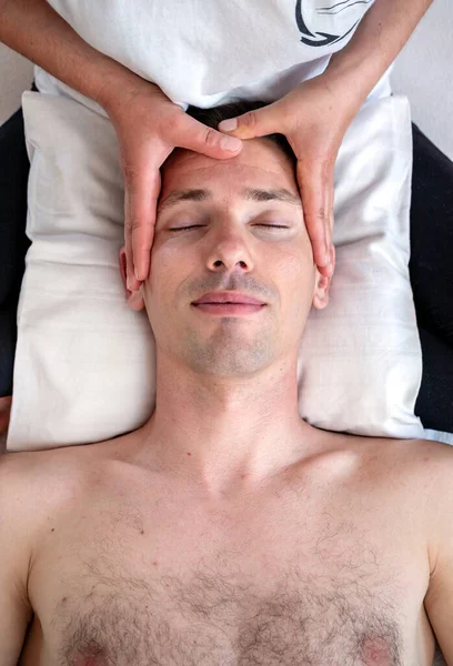 Professional Therapist Giving Traditional Thai Relaxing Facial Massage Head Face — Foto Stock