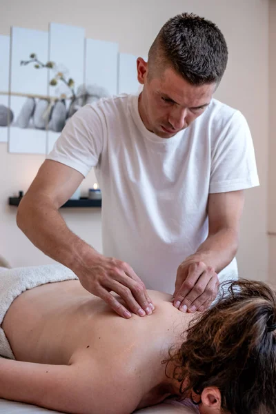 Professional Therapist Giving Traditional Thai Relaxing Back Massage Deep Tissue — Foto Stock