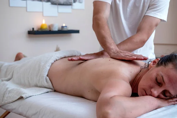 Professional Therapist Giving Traditional Thai Relaxing Back Massage Deep Tissue — 스톡 사진