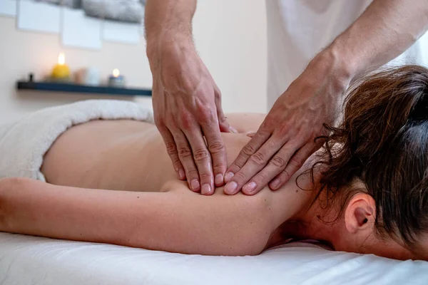 Professional Therapist Giving Traditional Thai Relaxing Back Massage Deep Tissue — Foto Stock