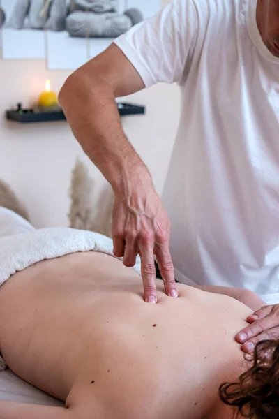 Professional Therapist Giving Traditional Thai Relaxing Back Massage Deep Tissue — Foto Stock