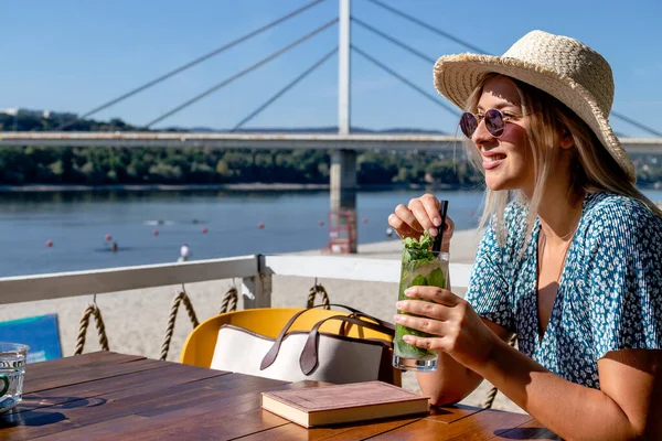 Beautiful Young Woman Wearing Straw Hat Sunglasses Having Cocktail Enjoying — Stok fotoğraf
