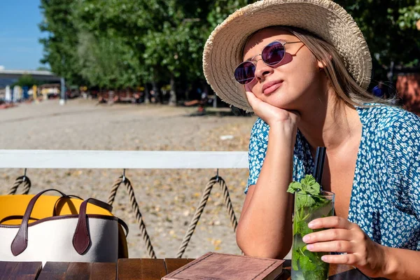 Beautiful Young Woman Wearing Straw Hat Sunglasses Having Cocktail Enjoying — 图库照片