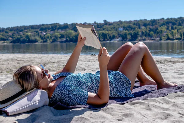 Beautiful Young Woman Sunglasses Reading Book Enjoying Her Time Alone — 图库照片