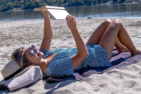 Beautiful Young Woman Sunglasses Reading Book Enjoying Her Time Alone — 图库照片