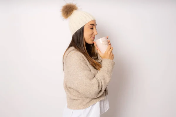 Jovem Soprando Bebida Quente Vestida Com Roupas Inverno — Fotografia de Stock