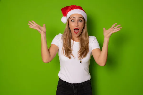 Emocional Jovem Mulher Chapéu Natal Posando Isolado Sobre Fundo Verde — Fotografia de Stock