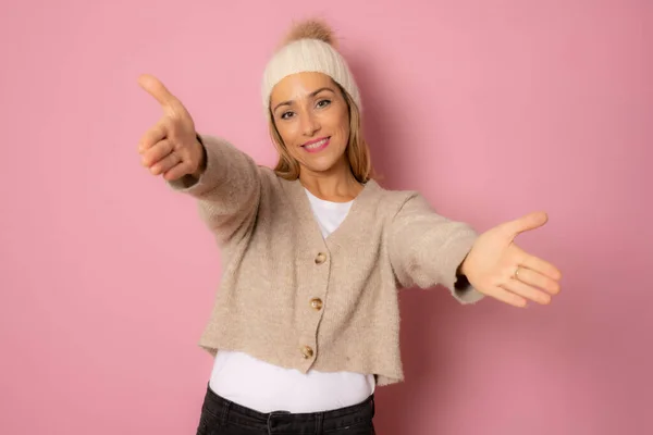 Young Caucasian Woman Winter Clothing Isolated Pink Background Feels Confident — Stock Photo, Image