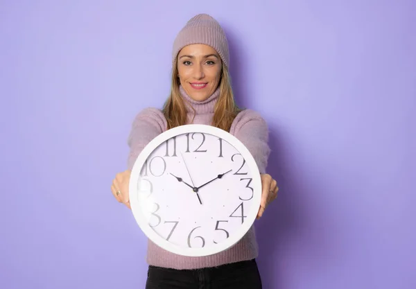 Joven Hermosa Mujer Ropa Invierno Sosteniendo Gran Reloj Aislado Sobre — Foto de Stock