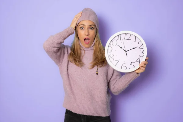 Mujer Sorprendida Ropa Invierno Sosteniendo Gran Reloj Aislado Sobre Fondo — Foto de Stock