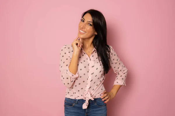 Junge Nachdenkliche Frau Lässigem Hemd Isoliert Über Rosa Hintergrund — Stockfoto