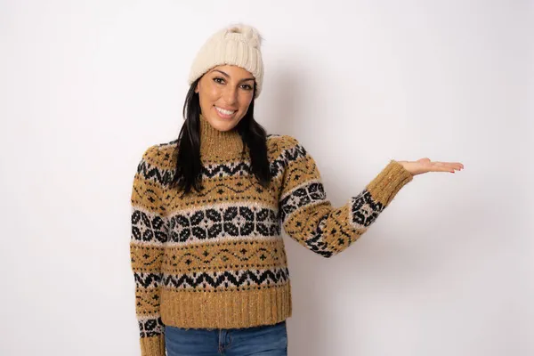 Usmívající Žena Zimním Oblečení Zobrazující Produkt Rukou Izolované Přes Bílé — Stock fotografie