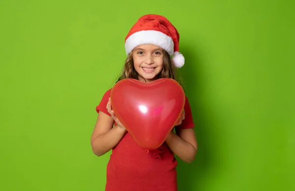 Menina Santa Chapéu Segurando Balão Coração Isolado Sobre Fundo Verde — Fotografia de Stock