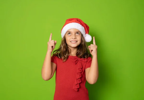 Menina Santa Chapéu Apontando Dedos Para Cima Isolado Sobre Fundo — Fotografia de Stock