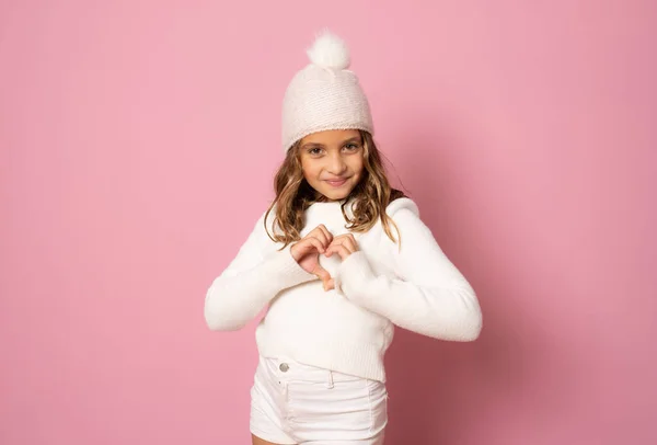 Kleines Mädchen Weißem Winter Strickmütze Und Pullover Machen Herz Figur — Stockfoto