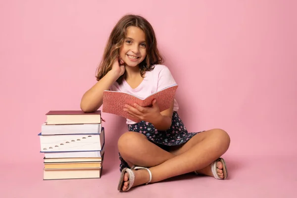 Hübsches Kleines Mädchen Sitzt Auf Dem Boden Und Liest Buch — Stockfoto