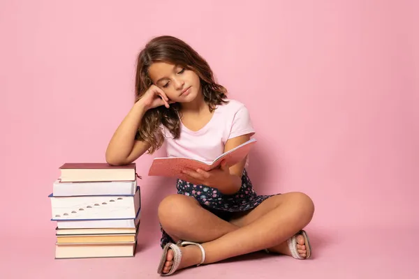 Hübsches Kleines Mädchen Sitzt Auf Dem Boden Und Liest Buch — Stockfoto