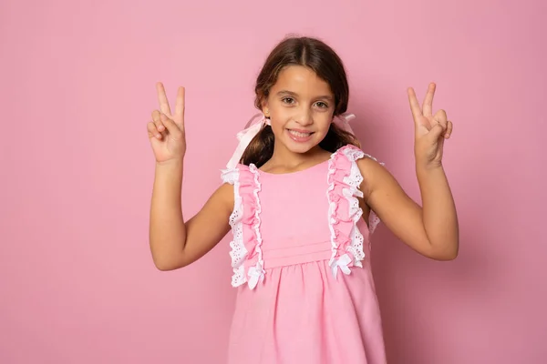 Little Uśmiechnięta Dziewczyna Różowej Sukience Okay Znak Izolowane Różowym Tle — Zdjęcie stockowe