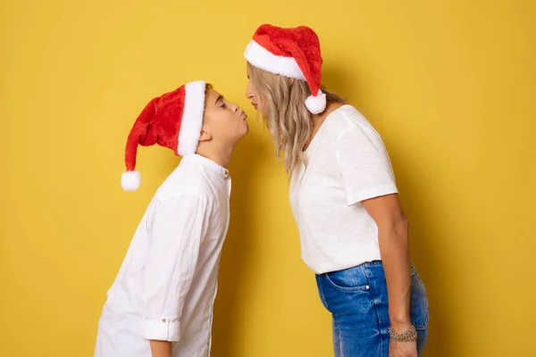 Retrato Jovem Mãe Filho Santa Chapéu Beijando Uns Aos Outros — Fotografia de Stock