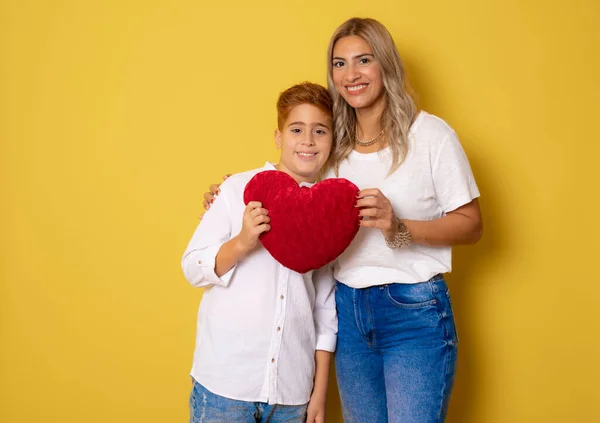 Mãe Feliz Filho Juntos Segurando Coração Isolado Sobre Fundo Amarelo — Fotografia de Stock