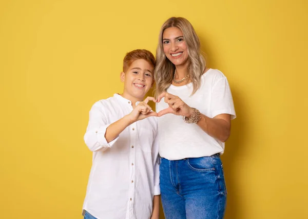 Feliz Mãe Filho Juntos Fazendo Figura Coração Isolado Sobre Fundo — Fotografia de Stock