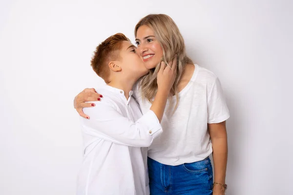 Figlio Dando Sua Madre Bacio Isolato Sfondo Bianco — Foto Stock