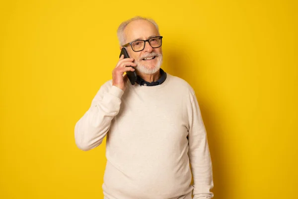 Homem Sênior Feliz Usando Smartphone Isolado Sobre Fundo Amarelo — Fotografia de Stock