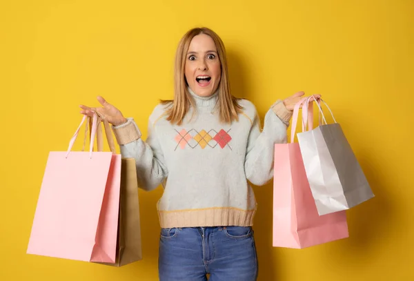 Mulher Feliz Com Sacos Compras Isolados Sobre Fundo Amarelo — Fotografia de Stock