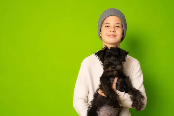 Menino Com Cachorro Schnauzer Isolado Sobre Fundo Verde — Fotografia de Stock