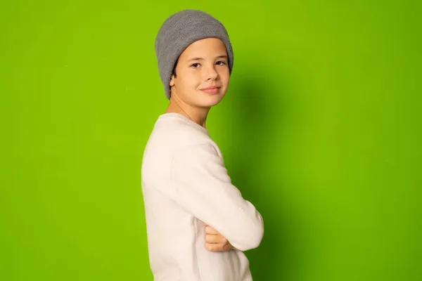 Foto Bedårande Ung Glad Pojke Vinterkläder Tittar Kamera Med Armar — Stockfoto