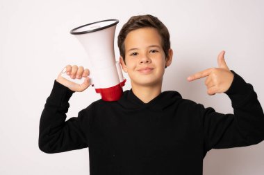 Beyaz arka planda megafon tutan sevimli küçük çocuk.