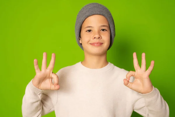 Стоячий Молодий Крутий Хлопчик Робить Добре Знак Ізольований Зеленому Фоні — стокове фото