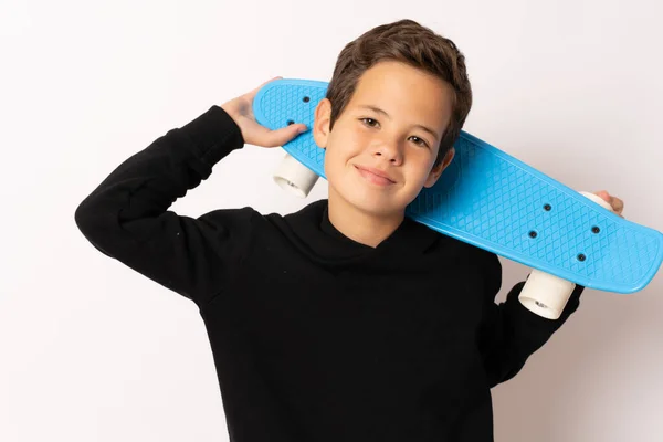 Jovem Menino Legal Segurando Skate Isolado Sobre Fundo Branco — Fotografia de Stock