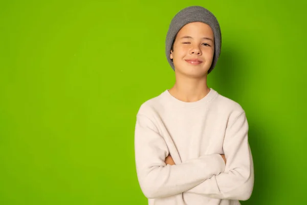 Foto Adorável Jovem Menino Feliz Roupas Inverno Olhando Para Câmera — Fotografia de Stock