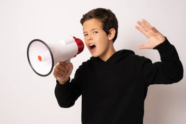 Beyaz arka planda megafonu olan sevimli küçük bir çocuk.