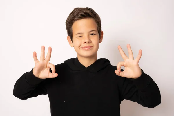 Jovem Legal Menino Fazendo Bem Sinal Isolado Sobre Fundo Branco — Fotografia de Stock