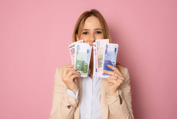 Foto Mulher Negócios Muito Sorridente Isolado Sobre Fundo Rosa Segurando — Fotografia de Stock