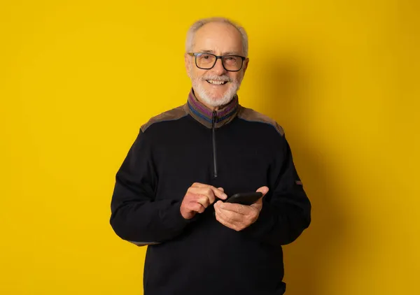 Estilo Vida Tecnología Concepto Personas Mayores Hombre Guapo Pelo Gris — Foto de Stock