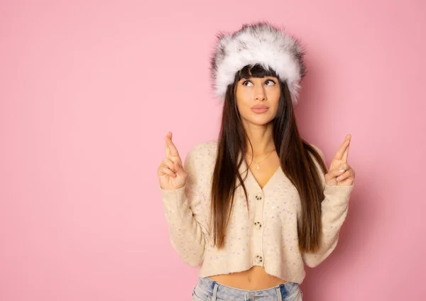 Schöne Junge Frau Mit Langen Haaren Winterkleidung Zeigt Vereinzelt Mit — Stockfoto