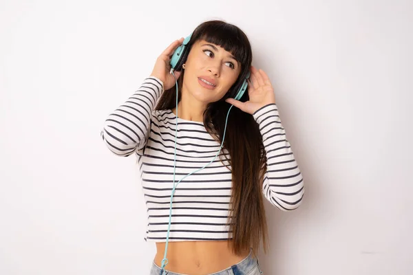 Hermosa Joven Con Pelo Largo Usando Auriculares Escuchando Música Aislada —  Fotos de Stock