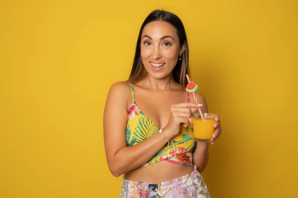 Jovem Mulher Sorridente Roupas Verão Beber Suco Isolado Sobre Fundo — Fotografia de Stock