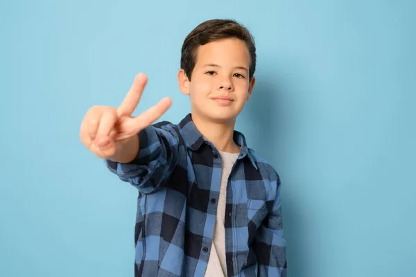 Nettes Kind Junge Kariertem Hemd Zeigt Friedenszeichen Isoliert Über Blauem — Stockfoto